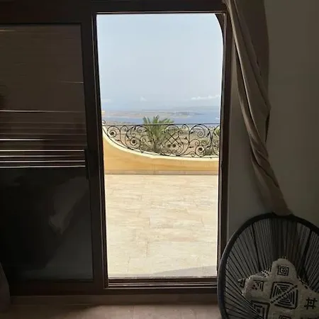 Penthouse With Seaviews Apartmán